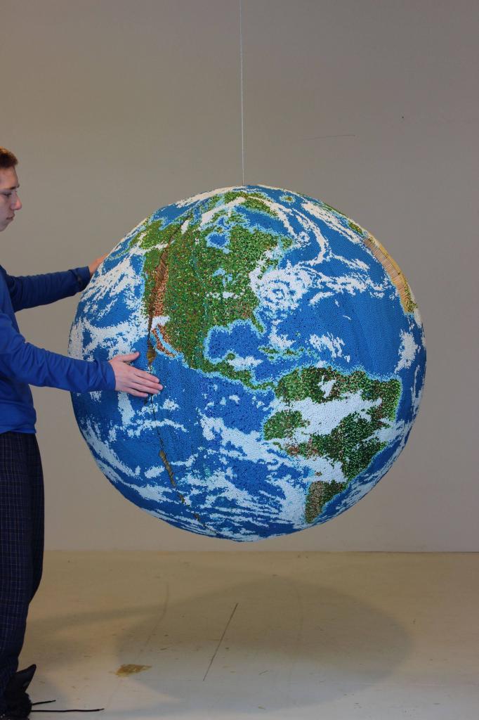 Художник Энди Йодер потратил 2 года, чтобы создать большую модель земного шара из спичек: фото