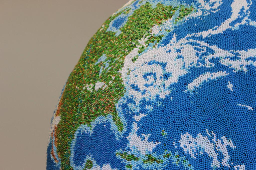Художник Энди Йодер потратил 2 года, чтобы создать большую модель земного шара из спичек: фото