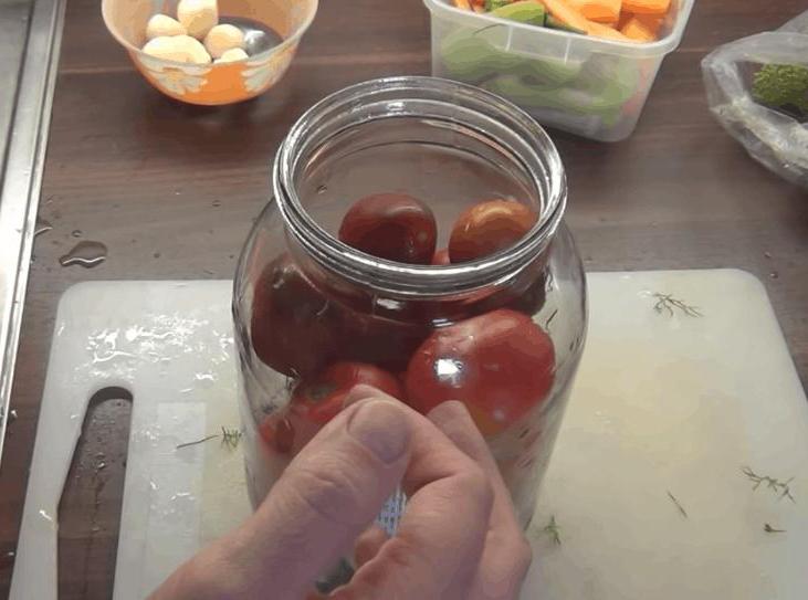 Когда я консервирую помидоры, на моей кухне не жарко: делюсь рецептом закуски без варки рассола