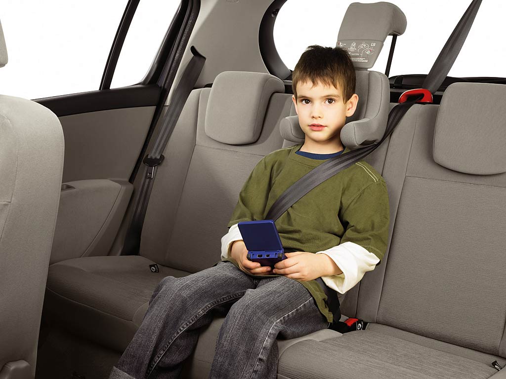 Чтобы путешествие с детьми на машине произошло гладко: не позволять играть с багажником и еще 8 советов по безопасности