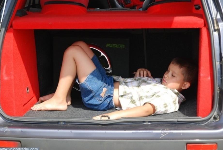 Чтобы путешествие с детьми на машине произошло гладко: не позволять играть с багажником и еще 8 советов по безопасности