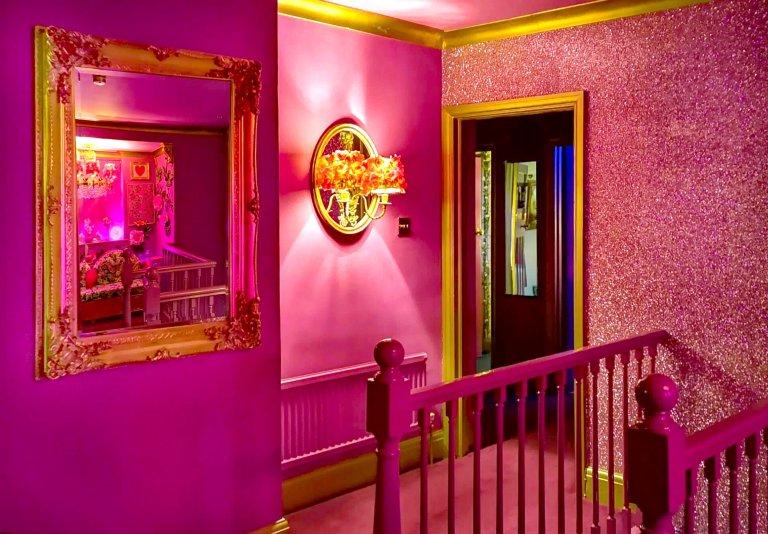 Соседи не поняли, зачем женщина перекрасила дом в розовый. Только когда работа была закончена, они смогли оценить отличную задумку