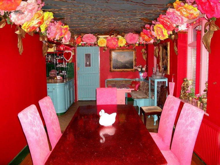 Соседи не поняли, зачем женщина перекрасила дом в розовый. Только когда работа была закончена, они смогли оценить отличную задумку