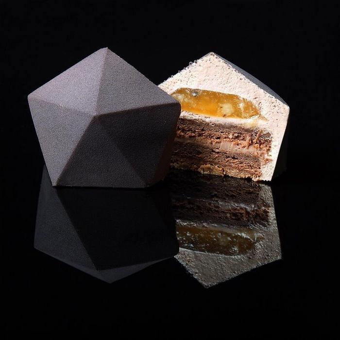 Совершенство формы, изысканный вкус и идеальные оттенки: что бывает, когда за приготовление тортов берется архитектор