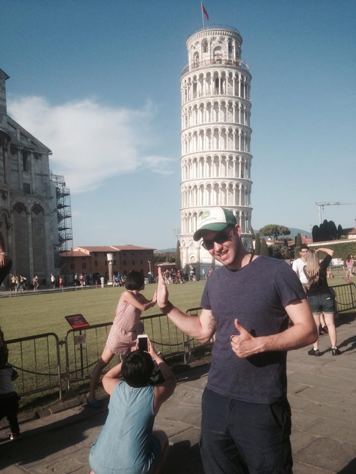Фото туристов возле Пизанской башни похожи и тривиальны, но этот парень доказал, что для креатива нет границ