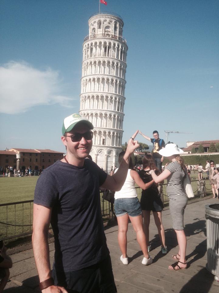 Фото туристов возле Пизанской башни похожи и тривиальны, но этот парень доказал, что для креатива нет границ