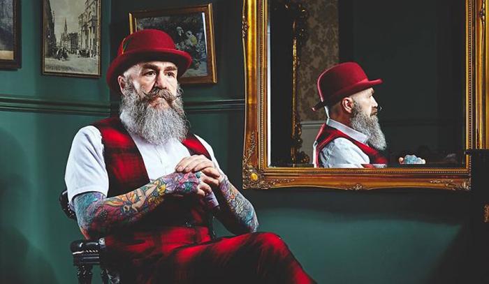 Ничего себе учитель: татуированный мужчина всю жизнь преподавал в университете, а в 50 лет решил стать моделью
