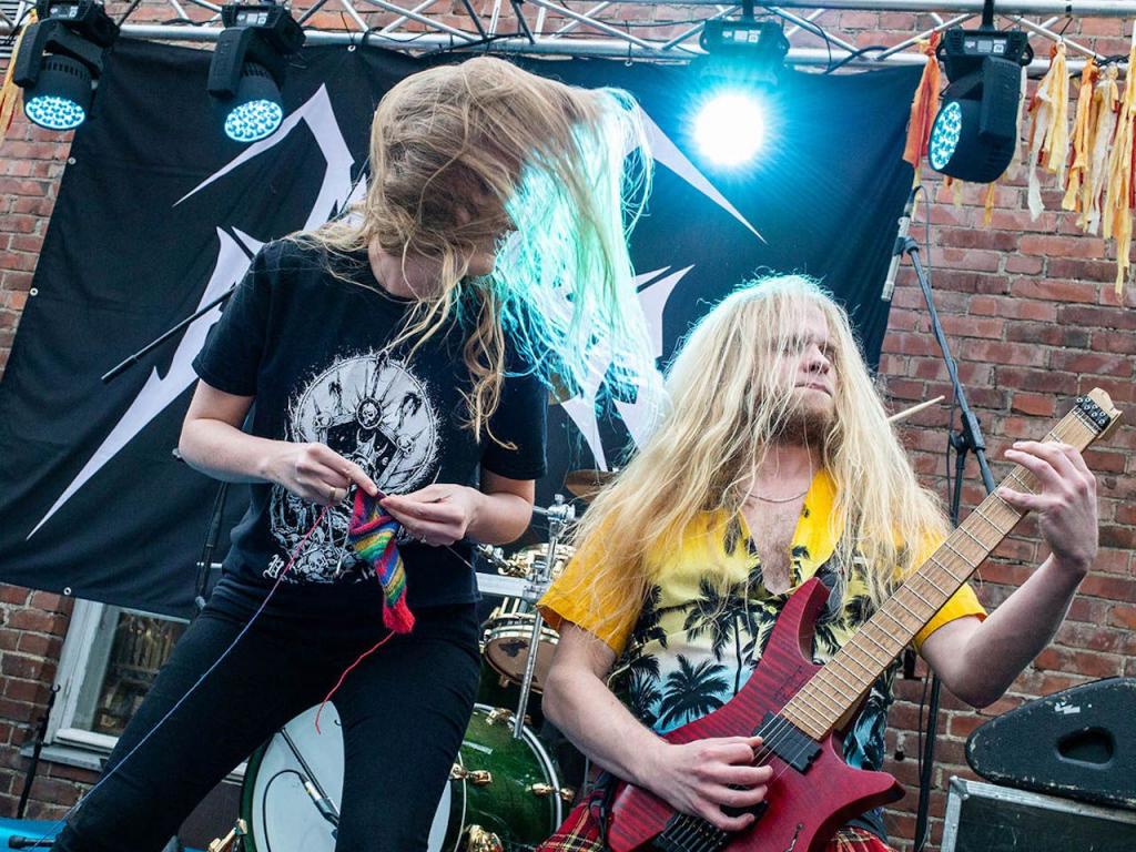 Вязание в стиле heavy-metal: в Финляндии прошло необычное соревнование среди рукодельниц