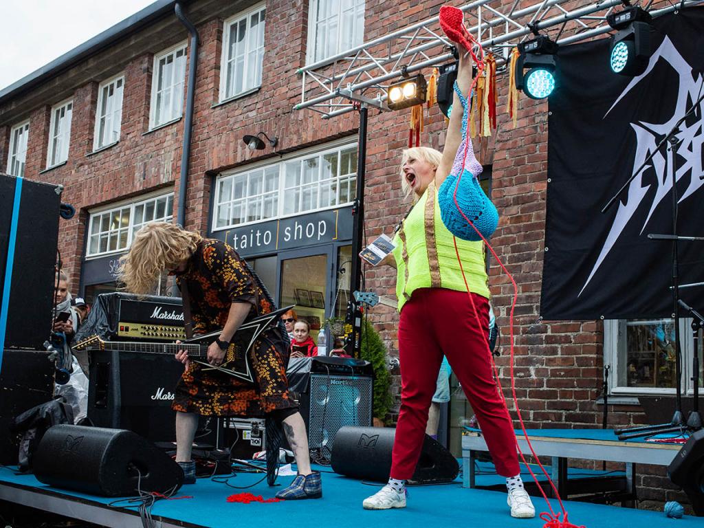 Вязание в стиле heavy-metal: в Финляндии прошло необычное соревнование среди рукодельниц