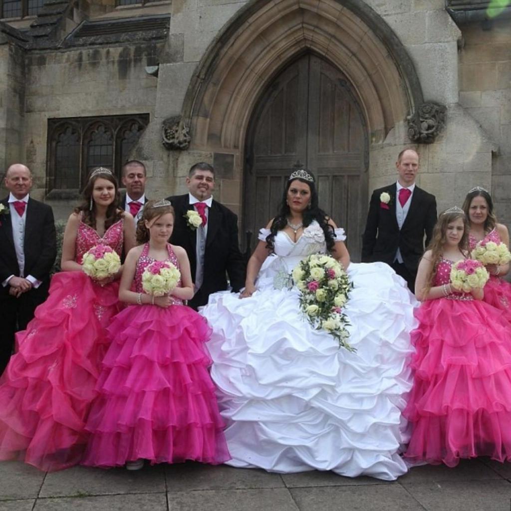 Невеста с цыганскими корнями мечтала о роскошной свадьбе и выбрала для себя необыкновенный наряд: ее платье весило почти столько же, сколько и она сама