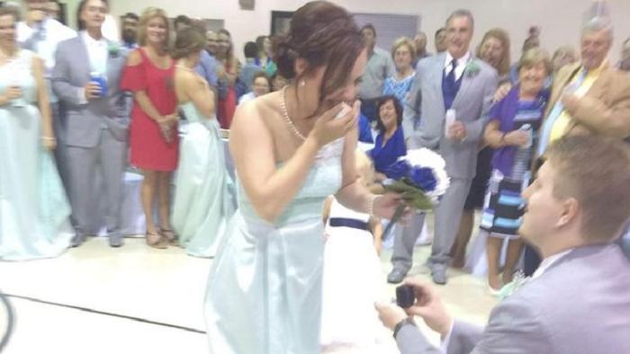 Подружке невесты сделали предложение руки и сердца прямо во время чужой свадьбы. Невесту такой поворот событий не обрадовал