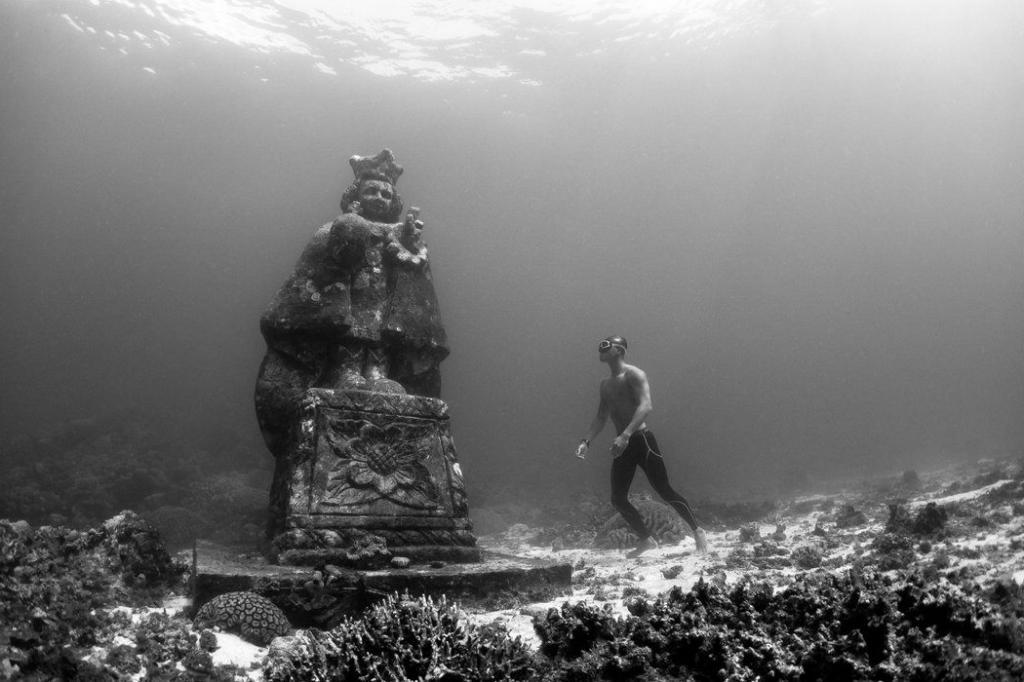 Страж океана, сирена и еще 8 впечатляющих загадочных статуй, найденных на дне моря