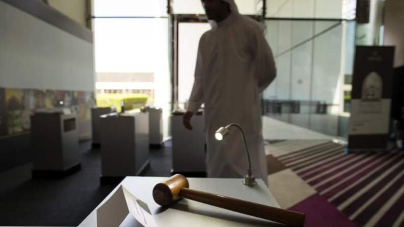 Такое может случиться только в ОАЭ: женщина заглянула в телефон мужа и получила три месяца тюрьмы