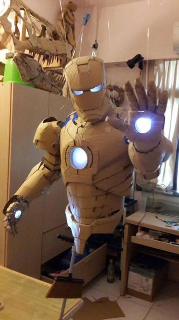 Тайваньский студент потратил год, чтобы сделать точную копию костюма Железного человека из картонных коробок: фото