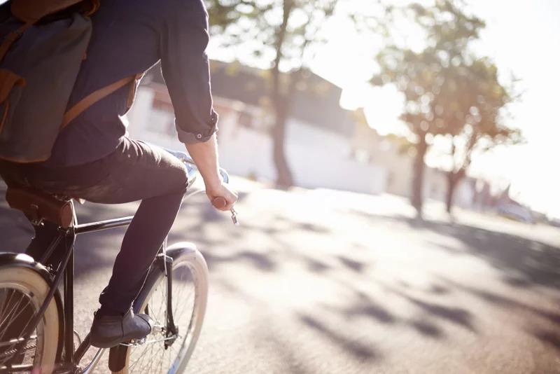 Почему на работу полезно добираться пешком или на велосипеде: полезные преимущества
