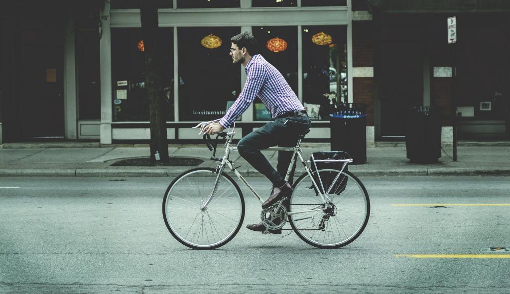 Почему на работу полезно добираться пешком или на велосипеде: полезные преимущества