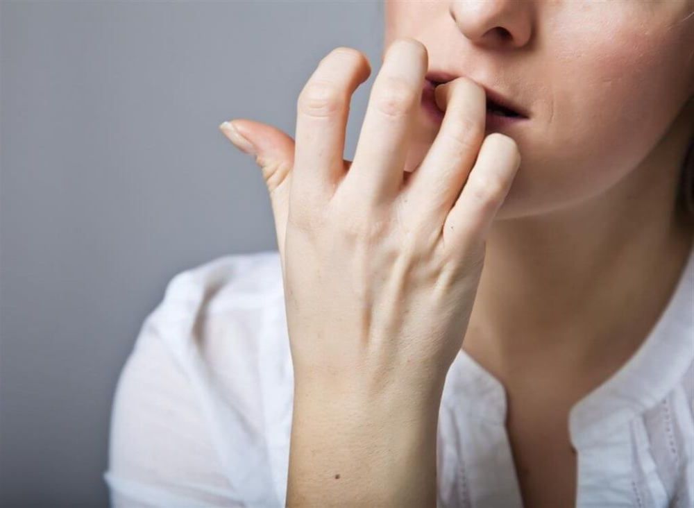 Почему люди грызут ногти: ответ профессора психиатрии