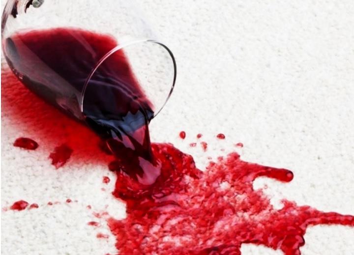 Подруга пролила красное вино на свой белоснежный наряд. Вместо того чтобы попытаться избавиться от пятен, она вылила на себя остатки вина. Результат ошеломил всех
