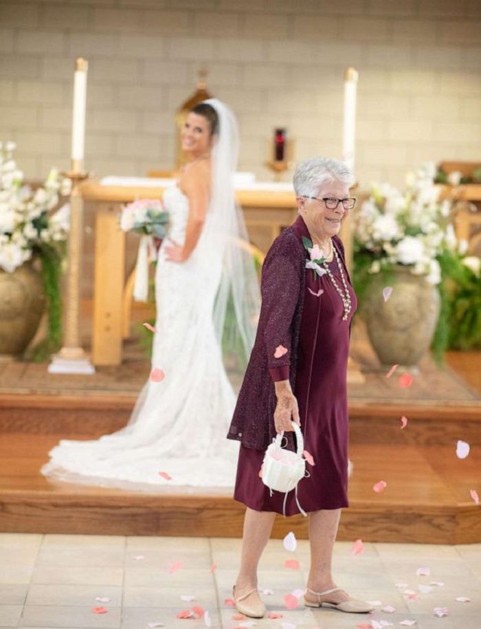 Необычное решение: на свадьбе лепестками цветов посыпали дорожку не дети, а... бабушка невесты
