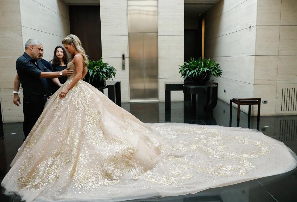 Дизайнер Эль Сааб, о платьях от которого мечтают все женщины мира, сшил для невесты сына роскошный наряд