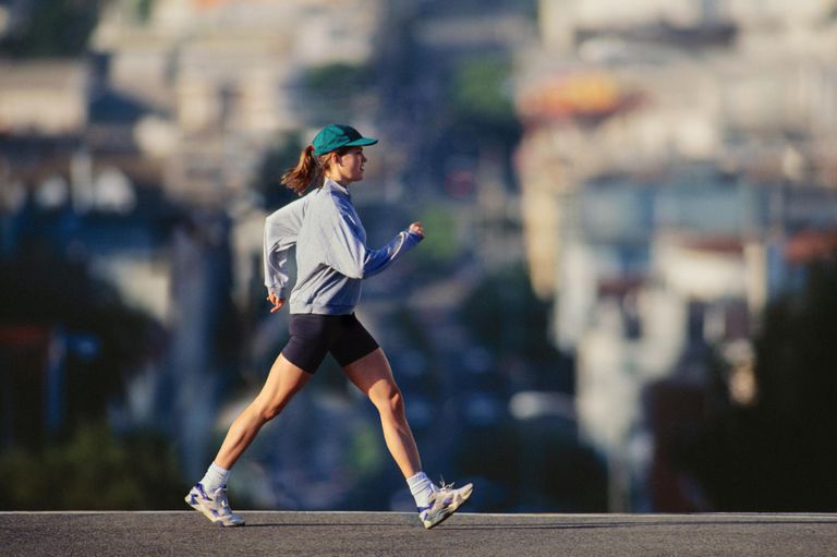 Не дальше, а быстрее: почему именно быстрая ходьба может оздоравливать человека