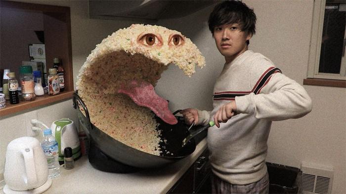Кто-то выложил фото парня во время готовки риса, оно разлетелось по Интернету: люди тут же начали это фотошопить