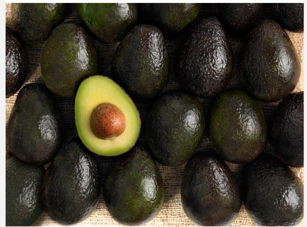 Выбрасываете косточку авокадо? Совершенно напрасно. Ведь в ней очень много питательных веществ для кожи, волос и кишечника