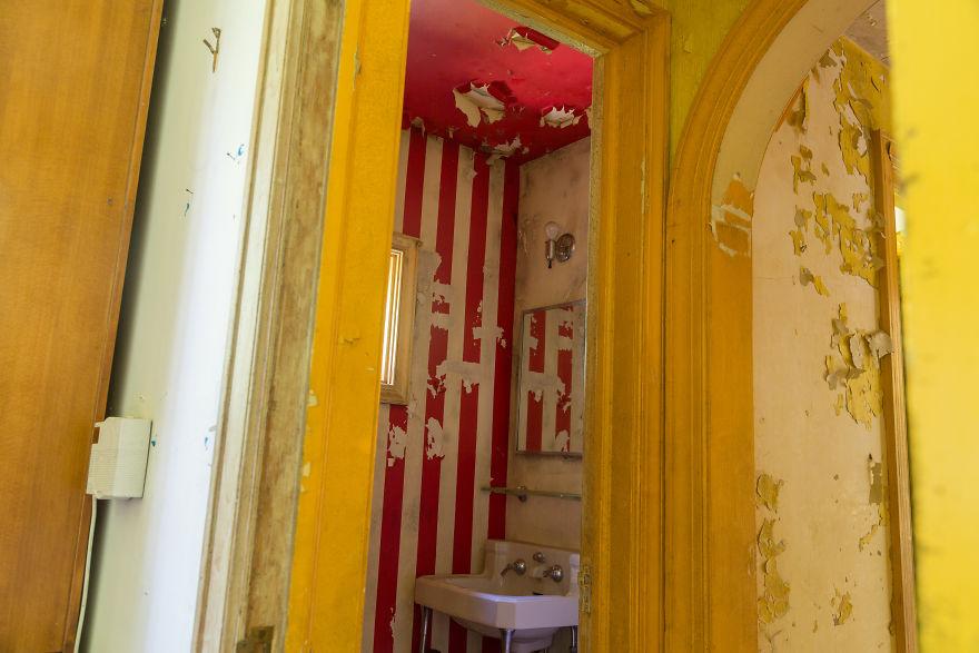 Загляните внутрь заброшенного особняка семьи циркачей : фото, наполненные тайной