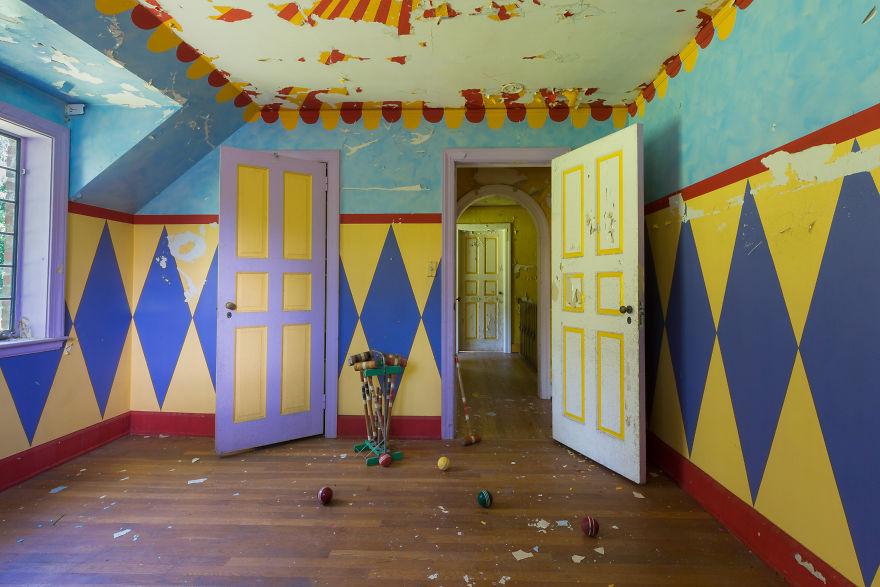 Загляните внутрь заброшенного особняка семьи циркачей : фото, наполненные тайной
