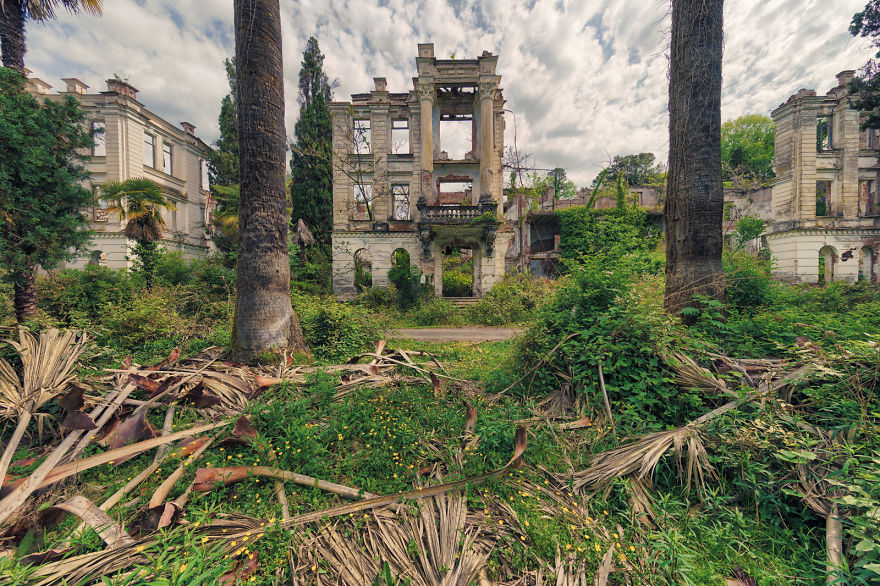 Когда время берет свое: фотограф показал миру удивительные красоты заброшенных руин Абхазии (фото)