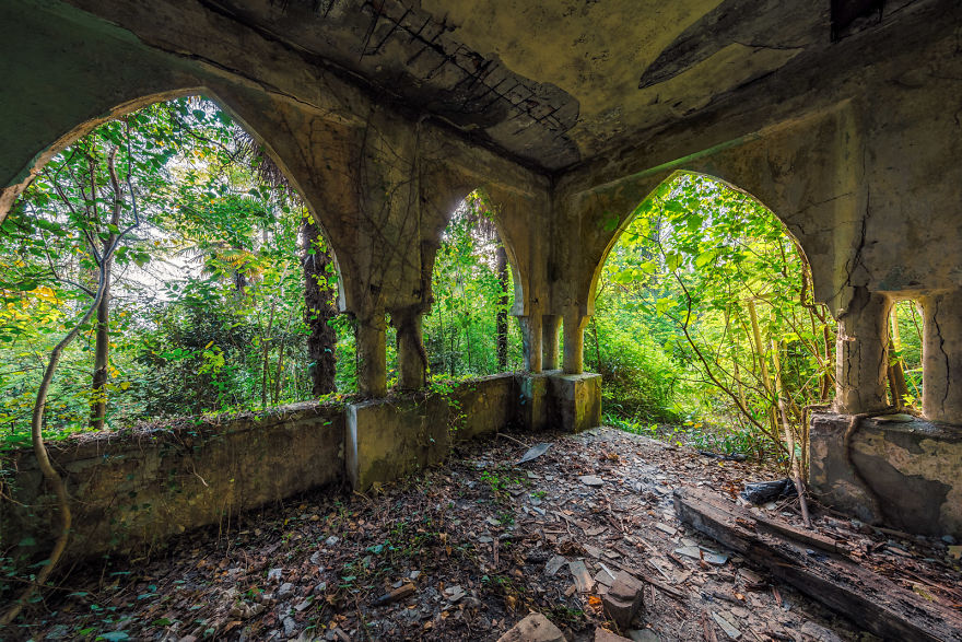 Когда время берет свое: фотограф показал миру удивительные красоты заброшенных руин Абхазии (фото)