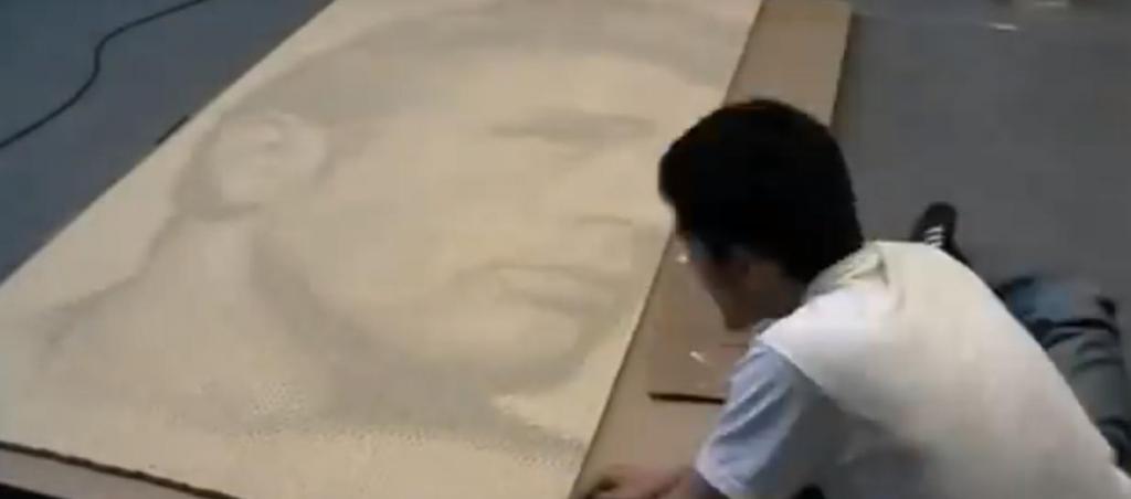 Мужчина собрал из 14 000 игральных костей целый портрет, но когда он его перевернул, там был еще один: видео