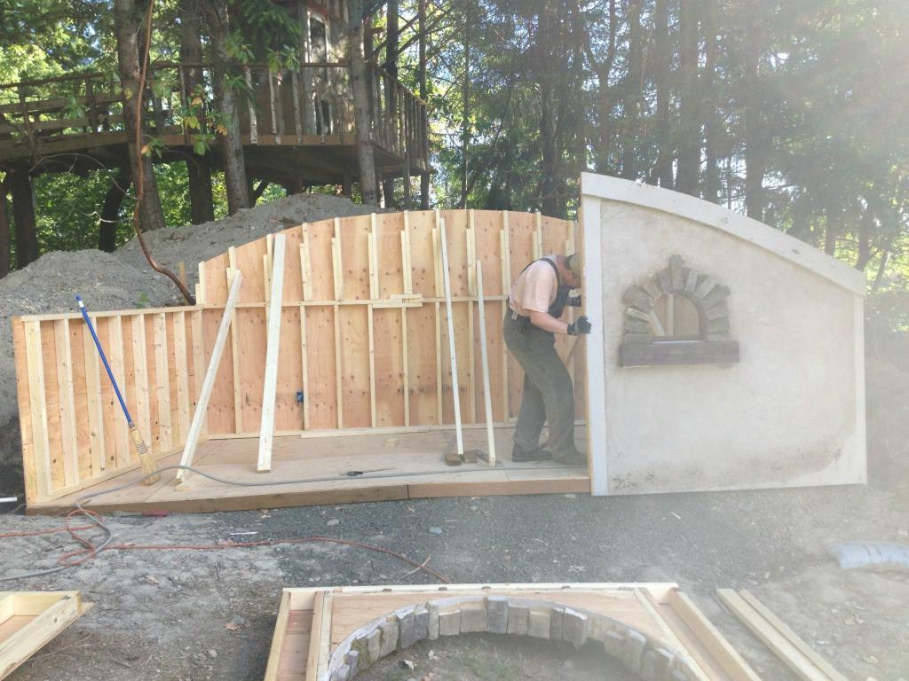 Мужчина случайно приобрел «дом хоббита», но утром решил все таки построить его для детей