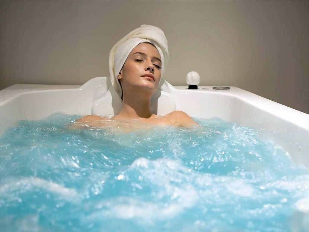 Прохладная ванна и крем: верные советы, как остановить облезание кожи после загара