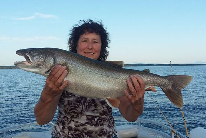Форель обыкновенная: девушка поехала на рыбалку с мужем и поймала рыбу с двумя ртами