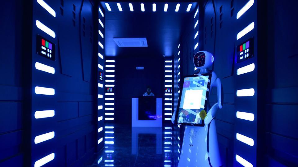 Будущее стучит в дверь: робот-официант разносит еду в ресторане Robot Restaurants Бангалора