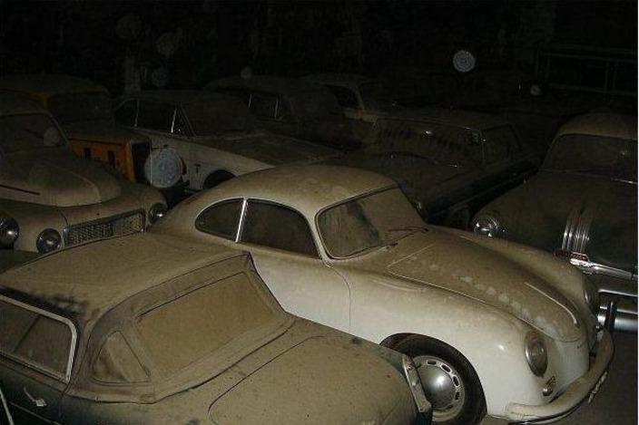 Фотограф случайно наткнулся на старый гараж со 180 ретро-автомобилями (фото)