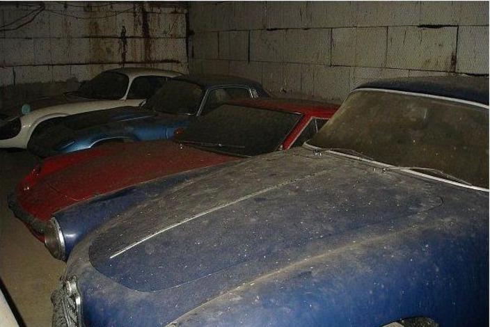 Фотограф случайно наткнулся на старый гараж со 180 ретро-автомобилями (фото)