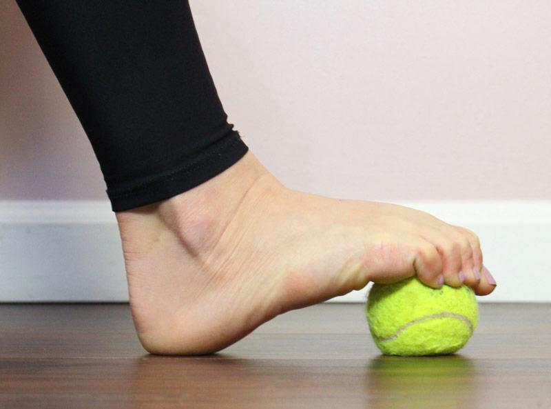 Соседка работает фитнес-тренером. Она показала 6 простых упражнений, которые помогут забыть про усталость ног