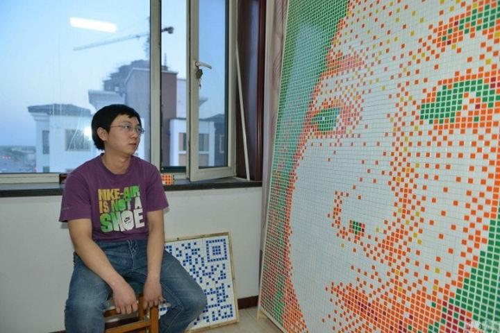 Парень решил признаться девушке в любви и создал ее портрет из 840 кубиков Рубика. Но это ему не помогло