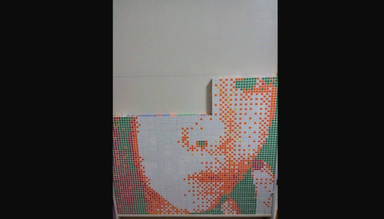 Парень решил признаться девушке в любви и создал ее портрет из 840 кубиков Рубика. Но это ему не помогло