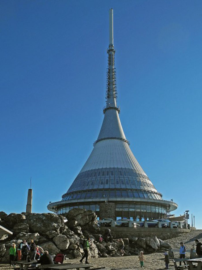 Гора Ештед в Чехии: уходящая в небо 1012-метровая телевизионная башня и отель