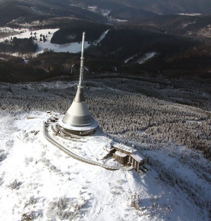 Гора Ештед в Чехии: уходящая в небо 1012-метровая телевизионная башня и отель
