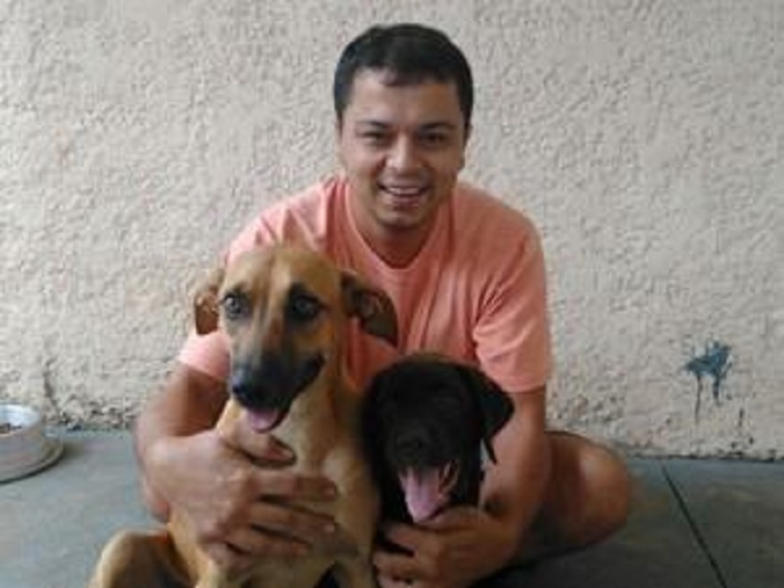Собака в Бразилии удивила хозяина человеческой улыбкой: она нашла зубной протез