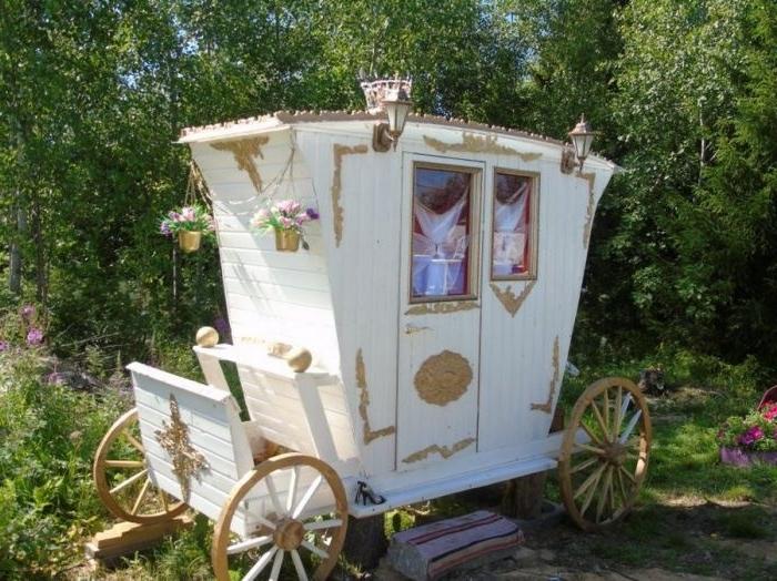 Будешь сидеть, как королева на троне: муж построил своей жене туалет в виде кареты