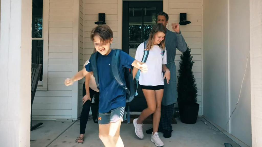 «До свидания!»: веселые родители провожают детей в школу музыкальной пародией
