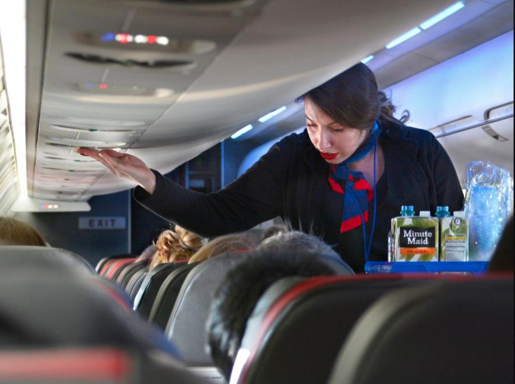 Почему лучше не снимать обувь в самолете? 6 вещей, которые не рассказывают пассажирам в самолете