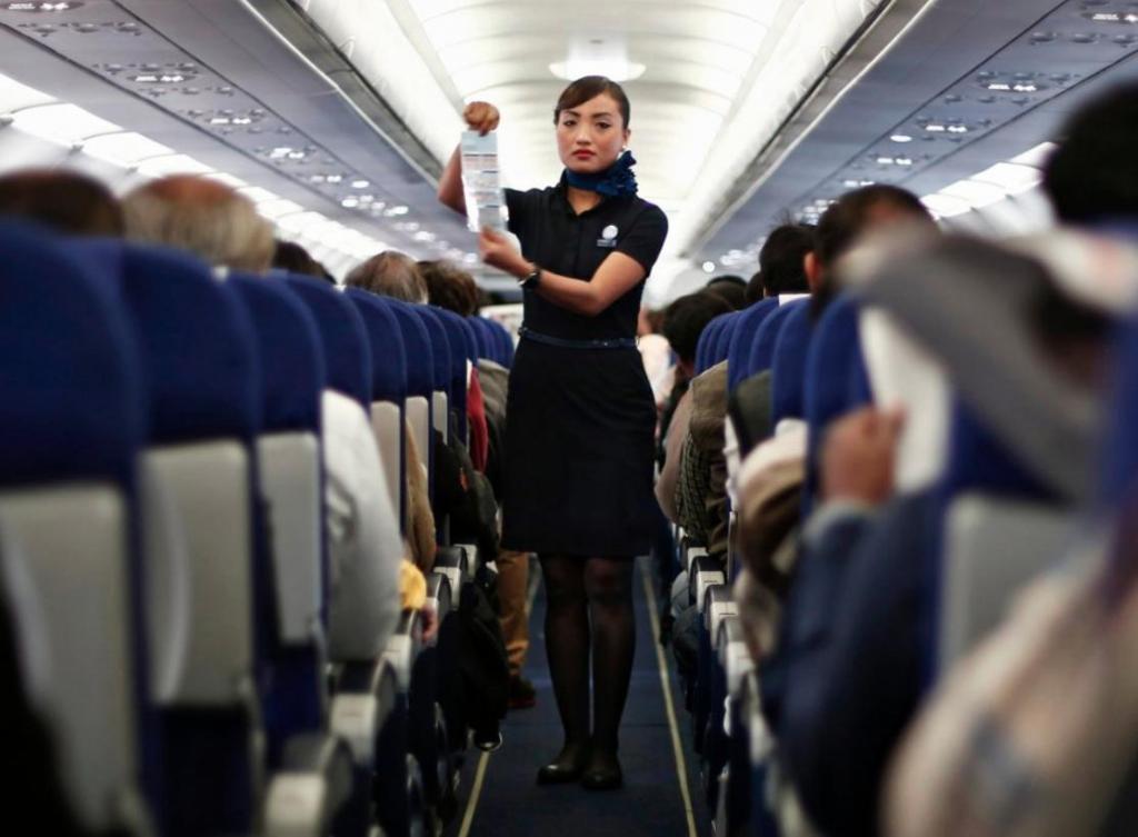 Почему лучше не снимать обувь в самолете? 6 вещей, которые не рассказывают пассажирам в самолете