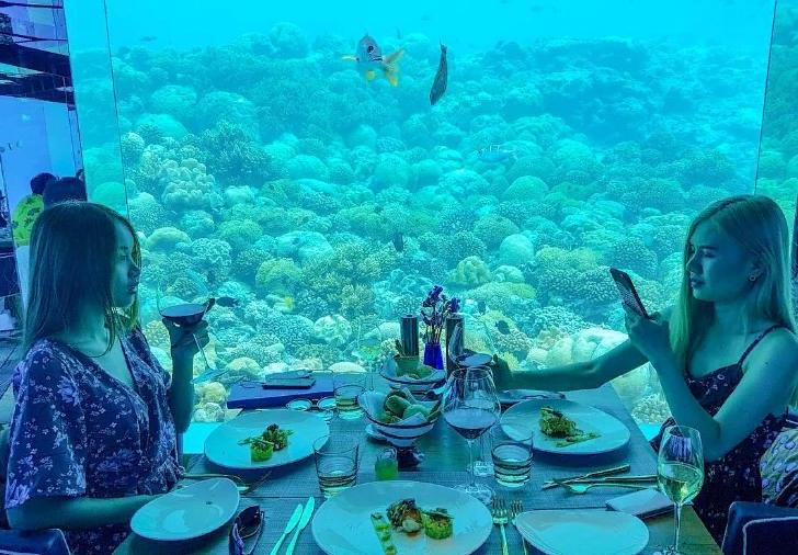 Ужин в небе, в темноте и под водой: 10 самых причудливых ресторанов по всему миру