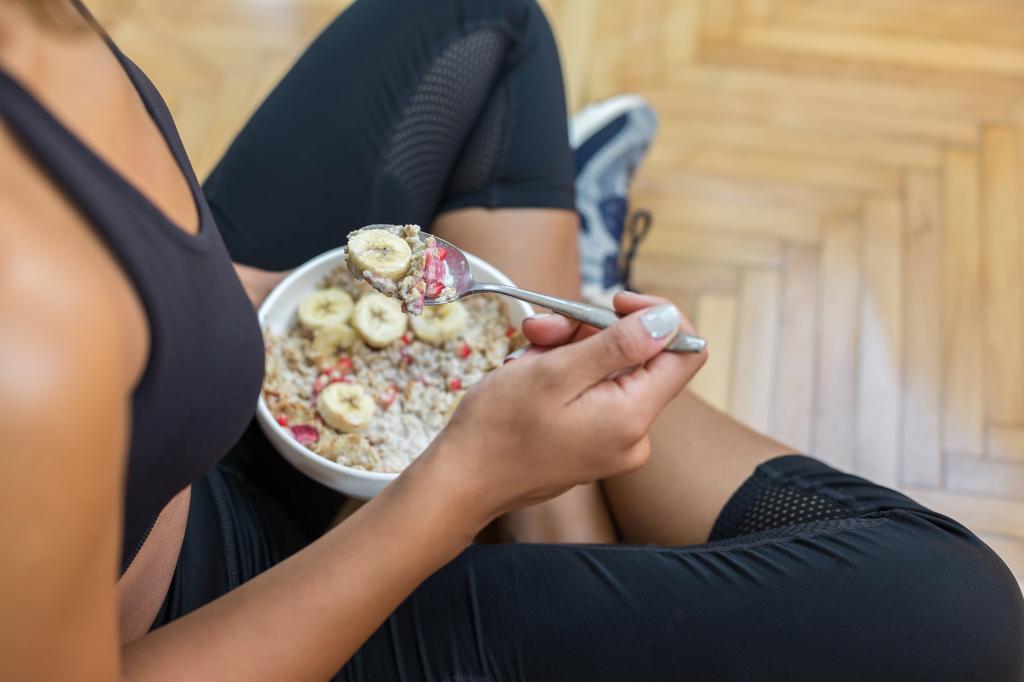 3 пищевые привычки, которые замедляют метаболизм: неправильный завтрак, слишком мало еды и скудное питание